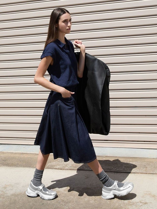 Hot trend 2026 gọi t&ecirc;n gi&agrave;y satin: Từ gi&agrave;y b&uacute;p b&ecirc; tới sneakers đều xinh cỡ n&agrave;y, bảo sao MXH m&ecirc; đắm!- Ảnh 32.