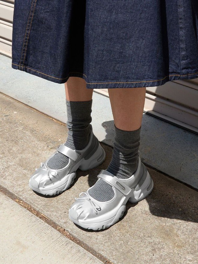Hot trend 2026 gọi t&ecirc;n gi&agrave;y satin: Từ gi&agrave;y b&uacute;p b&ecirc; tới sneakers đều xinh cỡ n&agrave;y, bảo sao MXH m&ecirc; đắm!- Ảnh 2.