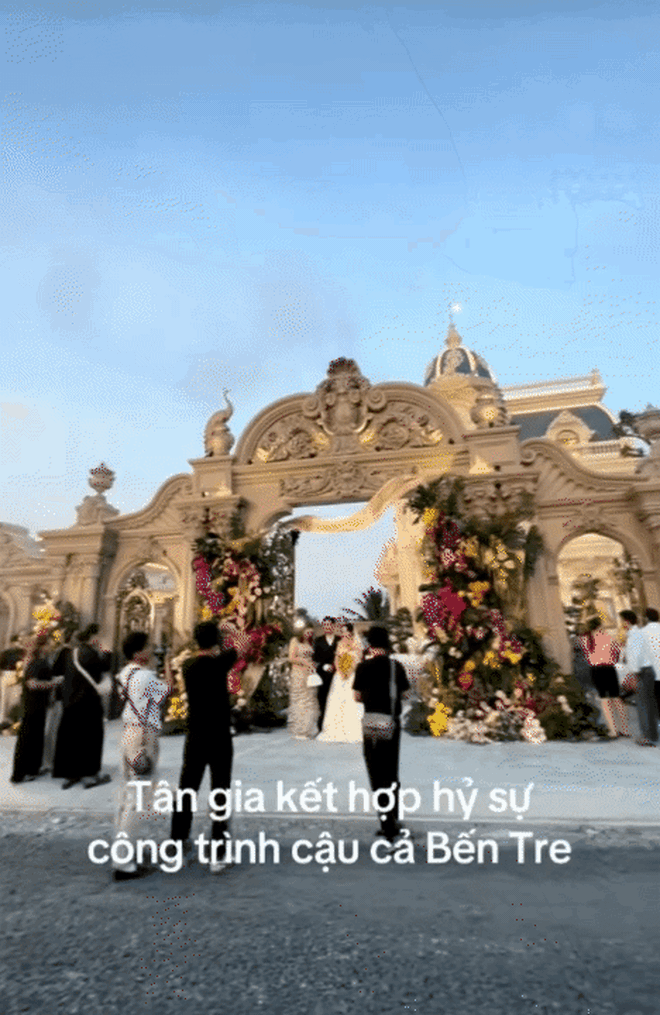 "Cậu cả" Bến Tre cưới vợ: Biệt phủ to nhất v&ugrave;ng được phủ k&iacute;n bằng 200 loại hoa, c&ocirc; d&acirc;u xinh như c&ocirc;ng ch&uacute;a- Ảnh 2.