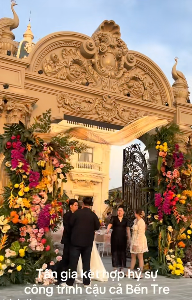 "Cậu cả" Bến Tre cưới vợ: Biệt phủ to nhất v&ugrave;ng được phủ k&iacute;n bằng 200 loại hoa, c&ocirc; d&acirc;u xinh như c&ocirc;ng ch&uacute;a- Ảnh 1.
