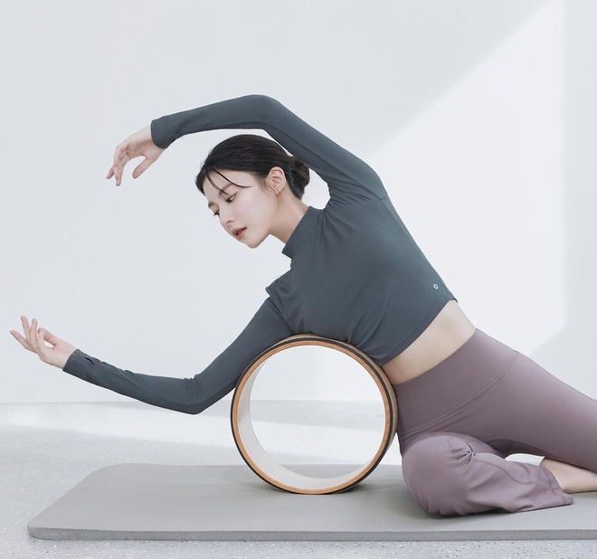 Người tình của Kim Seon Ho dáng thon, cổ thiên nga nhờ nguyên tắc giữ dáng đơn giản- Ảnh 2. Người tình của Kim Seon Ho dáng thon, cổ thiên nga nhờ nguyên tắc giữ dáng đơn giản- Ảnh 2.