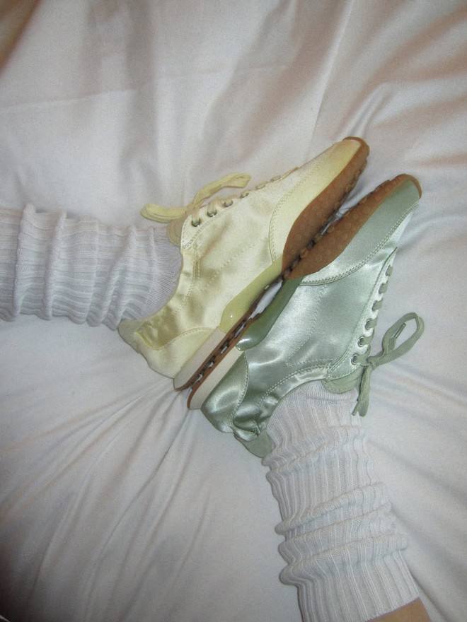 Hot trend 2026 gọi t&ecirc;n gi&agrave;y satin: Từ gi&agrave;y b&uacute;p b&ecirc; tới sneakers đều xinh cỡ n&agrave;y, bảo sao MXH m&ecirc; đắm!- Ảnh 16.