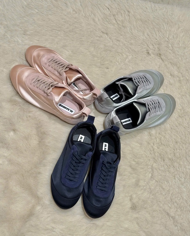Hot trend 2026 gọi t&ecirc;n gi&agrave;y satin: Từ gi&agrave;y b&uacute;p b&ecirc; tới sneakers đều xinh cỡ n&agrave;y, bảo sao MXH m&ecirc; đắm!- Ảnh 14.