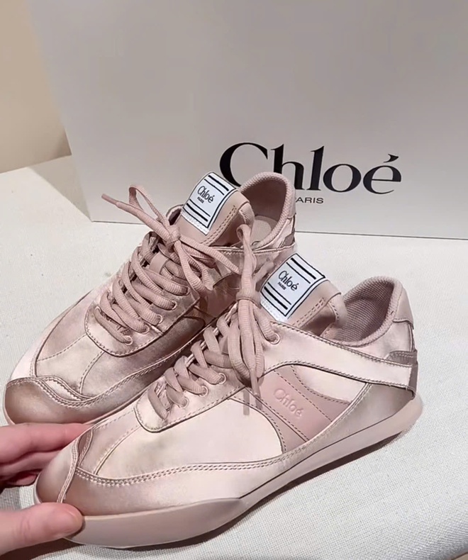 Hot trend 2026 gọi t&ecirc;n gi&agrave;y satin: Từ gi&agrave;y b&uacute;p b&ecirc; tới sneakers đều xinh cỡ n&agrave;y, bảo sao MXH m&ecirc; đắm!- Ảnh 18.