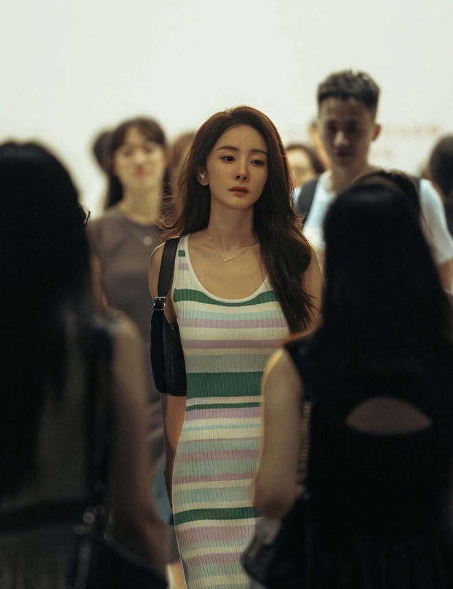 Dương Mịch biến 1 mẫu v&aacute;y d&igrave;m d&aacute;ng th&agrave;nh m&oacute;n được săn l&ugrave;ng- Ảnh 1.