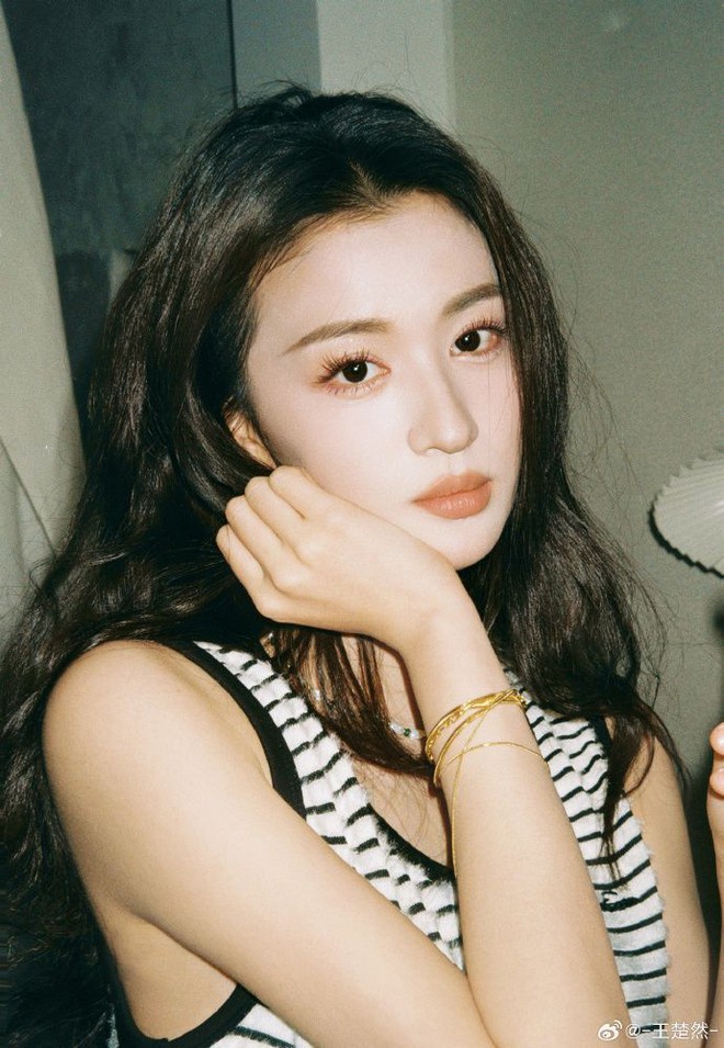 Đằng sau vẻ đẹp thần ti&ecirc;n tỷ tỷ của mỹ nh&acirc;n mệnh danh "Tiểu Lưu Diệc Phi" l&agrave; b&iacute; quyết giữ da trong veo khiến ai cũng muốn học theo- Ảnh 4.