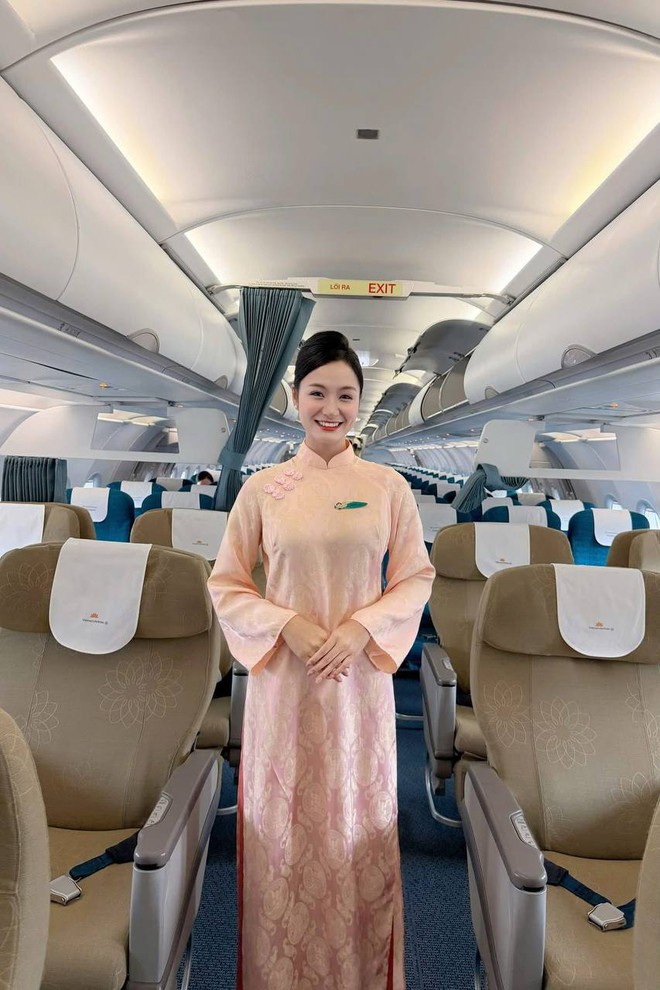 "Rừng hoa xu&acirc;n" tr&ecirc;n độ cao 10.000 m&eacute;t của Vietnam Airlines: Khi tiếp vi&ecirc;n được tự do diện &aacute;o d&agrave;i rực rỡ- Ảnh 12.