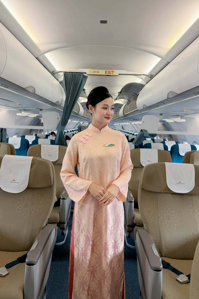 "Rừng hoa xu&acirc;n" tr&ecirc;n độ cao 10.000 m&eacute;t của Vietnam Airlines: Khi tiếp vi&ecirc;n được tự do diện &aacute;o d&agrave;i rực rỡ- Ảnh 11.