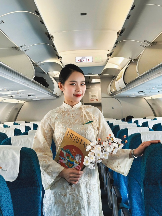 "Rừng hoa xu&acirc;n" tr&ecirc;n độ cao 10.000 m&eacute;t của Vietnam Airlines: Khi tiếp vi&ecirc;n được tự do diện &aacute;o d&agrave;i rực rỡ- Ảnh 16.
