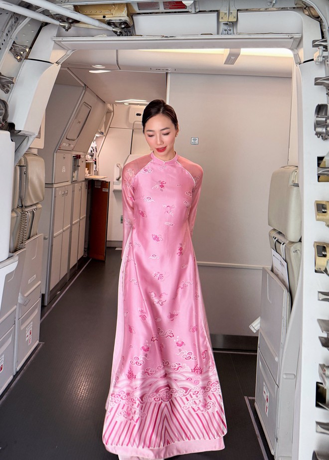 "Rừng hoa xu&acirc;n" tr&ecirc;n độ cao 10.000 m&eacute;t của Vietnam Airlines: Khi tiếp vi&ecirc;n được tự do diện &aacute;o d&agrave;i rực rỡ- Ảnh 6.