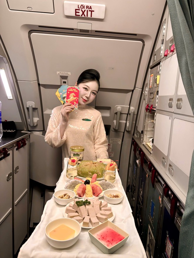 "Rừng hoa xu&acirc;n" tr&ecirc;n độ cao 10.000 m&eacute;t của Vietnam Airlines: Khi tiếp vi&ecirc;n được tự do diện &aacute;o d&agrave;i rực rỡ- Ảnh 17.