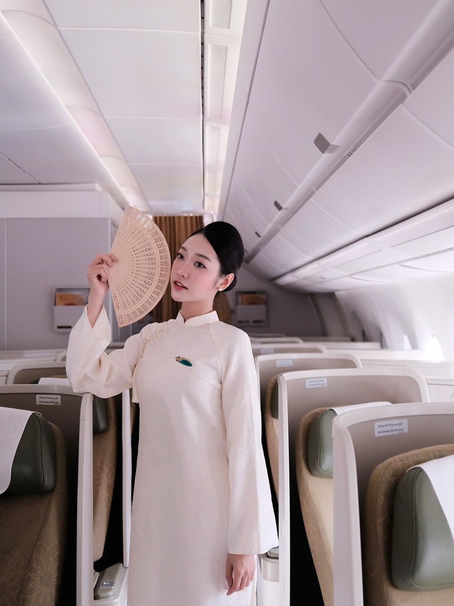 "Rừng hoa xu&acirc;n" tr&ecirc;n độ cao 10.000 m&eacute;t của Vietnam Airlines: Khi tiếp vi&ecirc;n được tự do diện &aacute;o d&agrave;i rực rỡ- Ảnh 18.