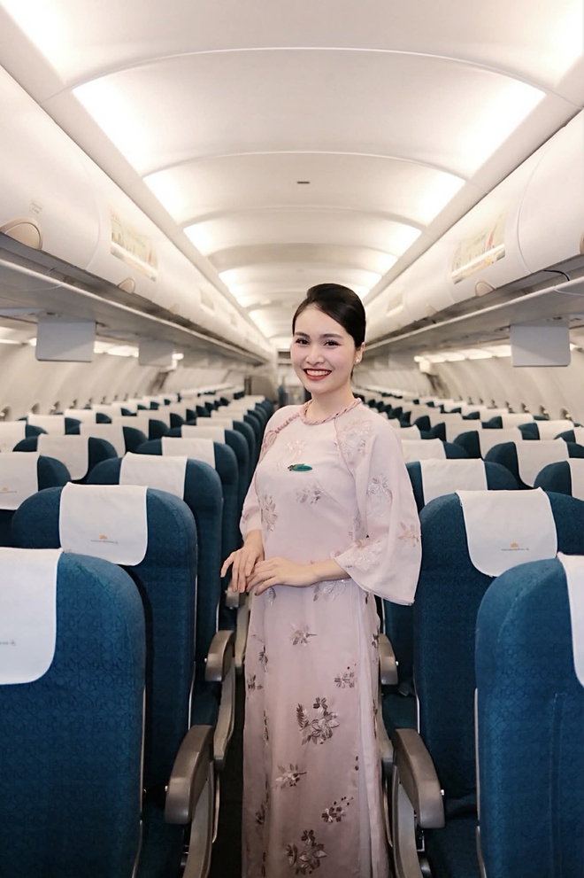 "Rừng hoa xu&acirc;n" tr&ecirc;n độ cao 10.000 m&eacute;t của Vietnam Airlines: Khi tiếp vi&ecirc;n được tự do diện &aacute;o d&agrave;i rực rỡ- Ảnh 9.