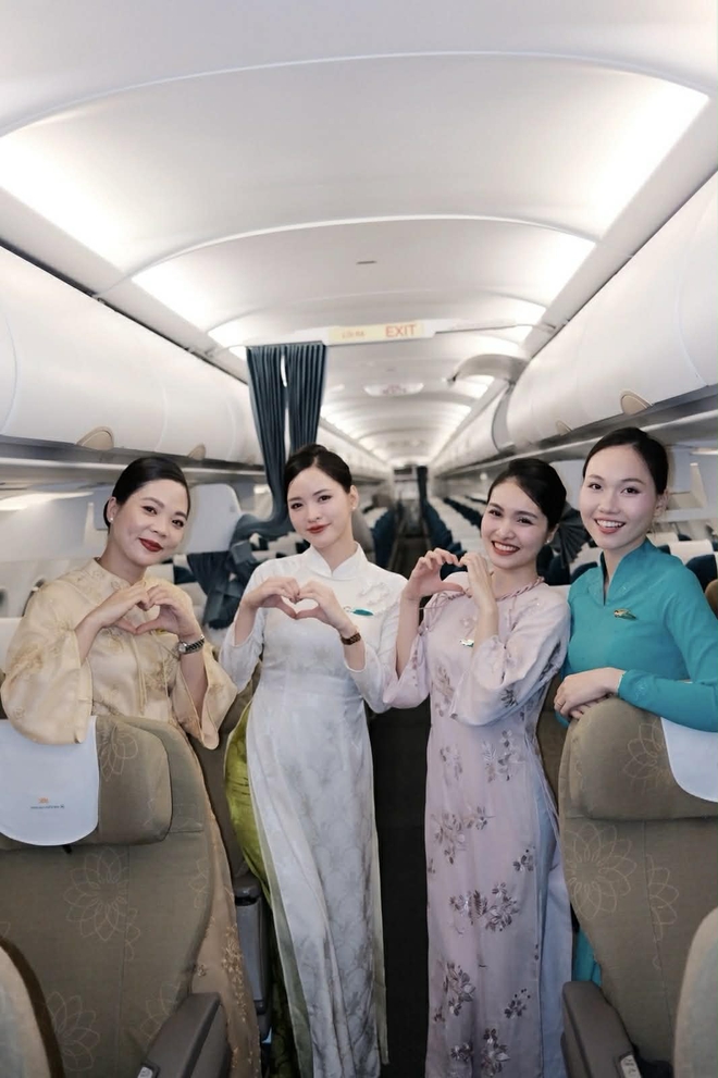 "Rừng hoa xu&acirc;n" tr&ecirc;n độ cao 10.000 m&eacute;t của Vietnam Airlines: Khi tiếp vi&ecirc;n được tự do diện &aacute;o d&agrave;i rực rỡ- Ảnh 10.