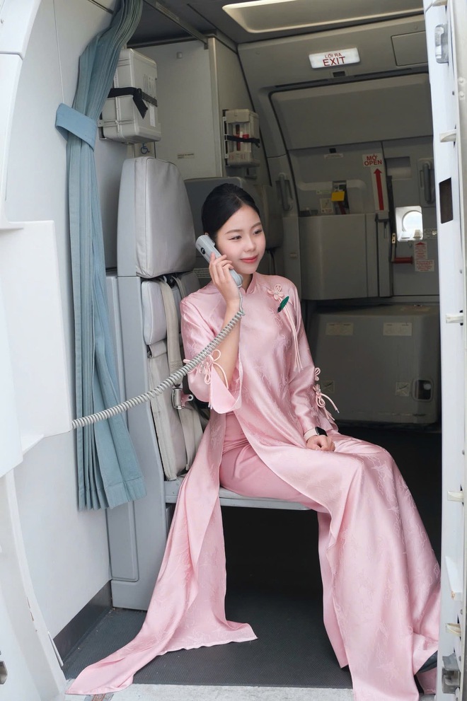 "Rừng hoa xu&acirc;n" tr&ecirc;n độ cao 10.000 m&eacute;t của Vietnam Airlines: Khi tiếp vi&ecirc;n được tự do diện &aacute;o d&agrave;i rực rỡ- Ảnh 19.