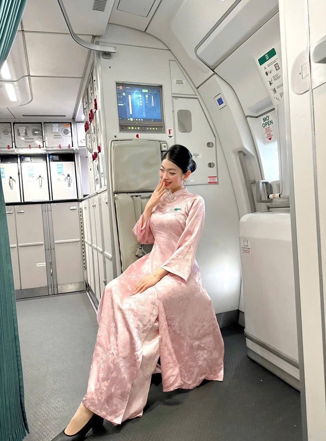 "Rừng hoa xu&acirc;n" tr&ecirc;n độ cao 10.000 m&eacute;t của Vietnam Airlines: Khi tiếp vi&ecirc;n được tự do diện &aacute;o d&agrave;i rực rỡ- Ảnh 20.