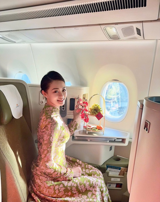 "Rừng hoa xu&acirc;n" tr&ecirc;n độ cao 10.000 m&eacute;t của Vietnam Airlines: Khi tiếp vi&ecirc;n được tự do diện &aacute;o d&agrave;i rực rỡ- Ảnh 21.