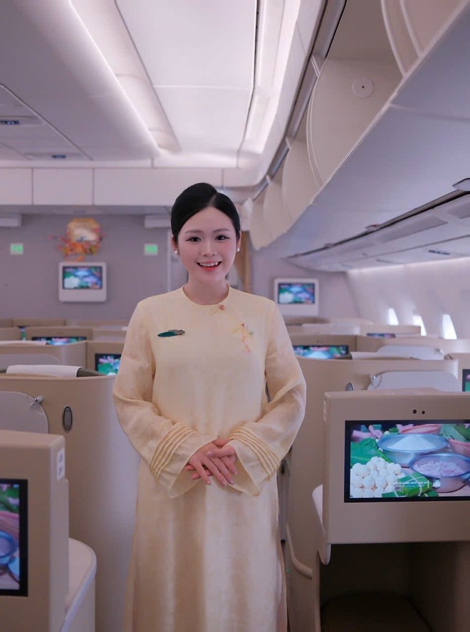 "Rừng hoa xu&acirc;n" tr&ecirc;n độ cao 10.000 m&eacute;t của Vietnam Airlines: Khi tiếp vi&ecirc;n được tự do diện &aacute;o d&agrave;i rực rỡ- Ảnh 23.