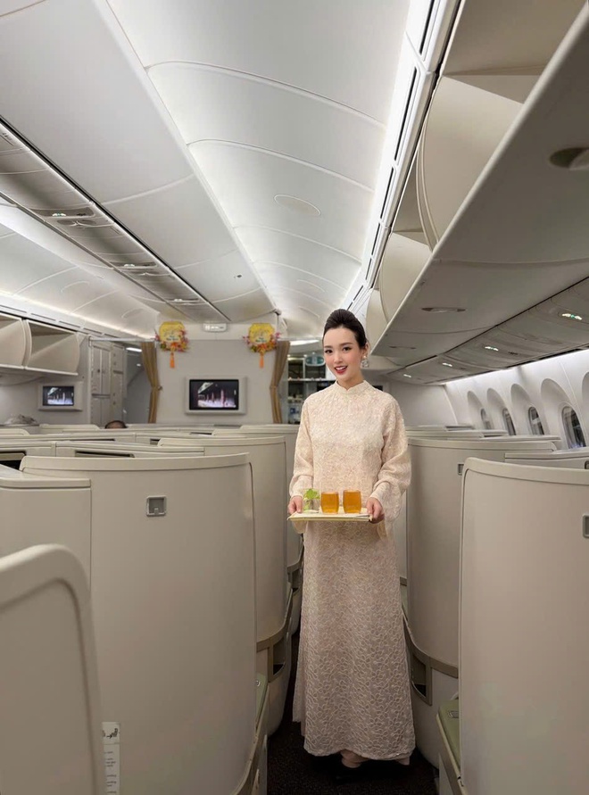 "Rừng hoa xu&acirc;n" tr&ecirc;n độ cao 10.000 m&eacute;t của Vietnam Airlines: Khi tiếp vi&ecirc;n được tự do diện &aacute;o d&agrave;i rực rỡ- Ảnh 7.