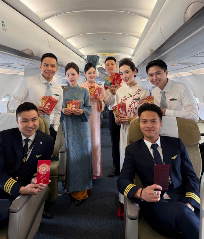 "Rừng hoa xu&acirc;n" tr&ecirc;n độ cao 10.000 m&eacute;t của Vietnam Airlines: Khi tiếp vi&ecirc;n được tự do diện &aacute;o d&agrave;i rực rỡ- Ảnh 8.