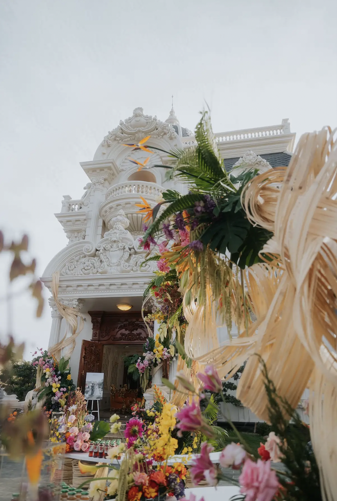 "Cậu cả" Bến Tre cưới vợ: Biệt phủ to nhất v&ugrave;ng được phủ k&iacute;n bằng 200 loại hoa, c&ocirc; d&acirc;u xinh như c&ocirc;ng ch&uacute;a- Ảnh 11.