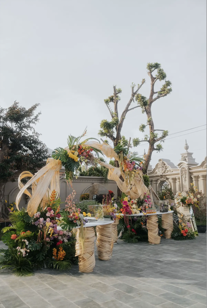 "Cậu cả" Bến Tre cưới vợ: Biệt phủ to nhất v&ugrave;ng được phủ k&iacute;n bằng 200 loại hoa, c&ocirc; d&acirc;u xinh như c&ocirc;ng ch&uacute;a- Ảnh 10.