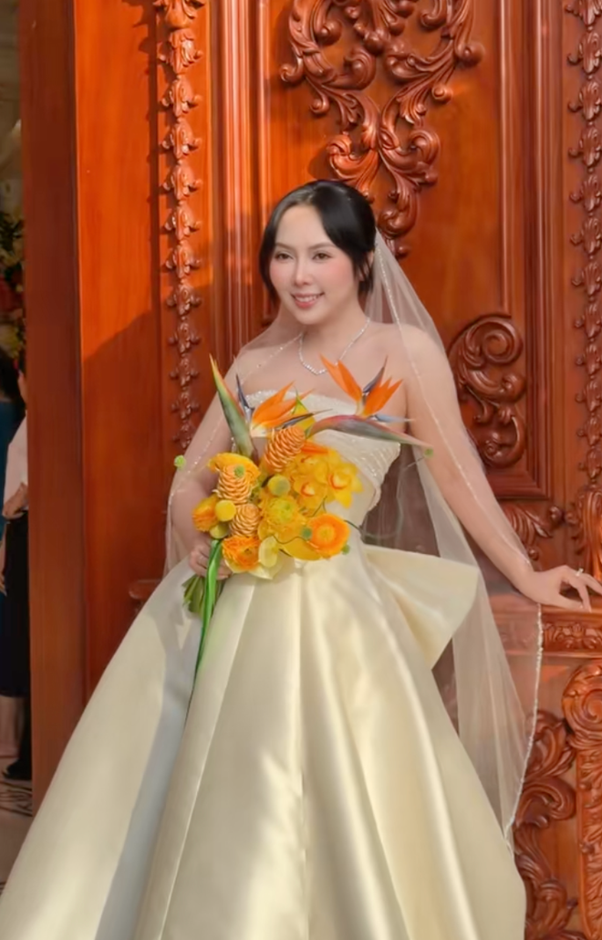 "Cậu cả" Bến Tre cưới vợ: Biệt phủ to nhất v&ugrave;ng được phủ k&iacute;n bằng 200 loại hoa, c&ocirc; d&acirc;u xinh như c&ocirc;ng ch&uacute;a- Ảnh 7.