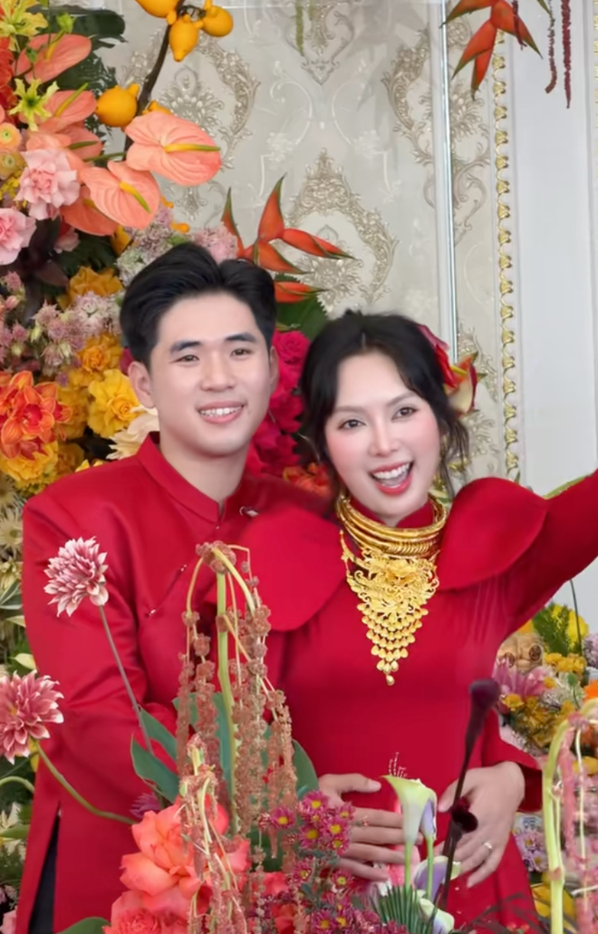 "Cậu cả" Bến Tre cưới vợ: Biệt phủ to nhất v&ugrave;ng được phủ k&iacute;n bằng 200 loại hoa, c&ocirc; d&acirc;u xinh như c&ocirc;ng ch&uacute;a- Ảnh 8.