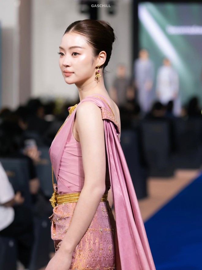 Tiểu thư Th&aacute;i Lan đẹp tựa nữ thần đang g&acirc;y b&atilde;o mạng: Visual đ&uacute;ng chất như hoa như ngọc- Ảnh 6.