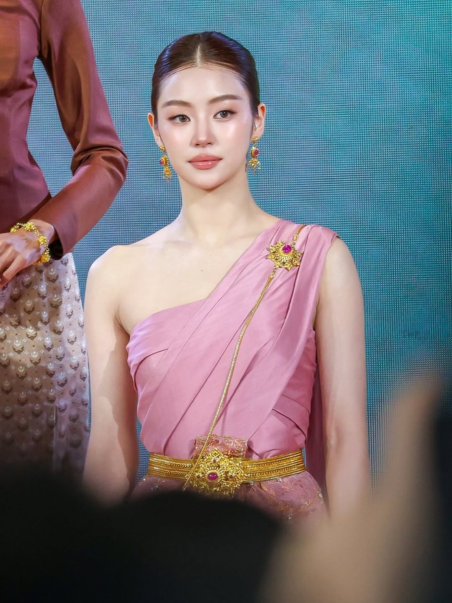 Tiểu thư Th&aacute;i Lan đẹp tựa nữ thần đang g&acirc;y b&atilde;o mạng: Visual đ&uacute;ng chất như hoa như ngọc- Ảnh 5.