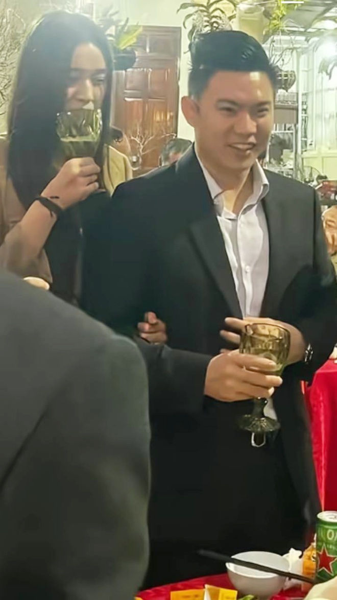 Đỗ Thị H&agrave; bị "t&oacute;m d&iacute;nh" qua camera thường, h&agrave;nh động khư khư với chồng doanh nh&acirc;n g&acirc;y ch&uacute; &yacute;  - Ảnh 2.