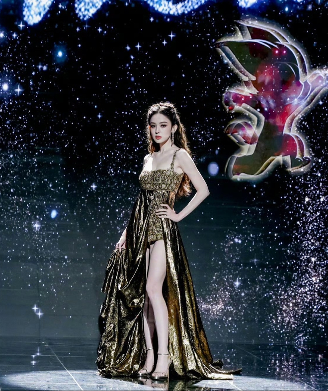 Cổ Lực Na Tr&aacute;t đẹp nhất khi thay đổi- Ảnh 4.