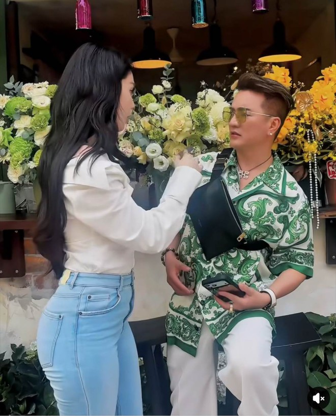 "&Ocirc;ng ho&agrave;ng nhạc Việt" gặp &ldquo;nữ ho&agrave;ng nội y&rdquo; g&acirc;y ch&uacute; &yacute;- Ảnh 1.