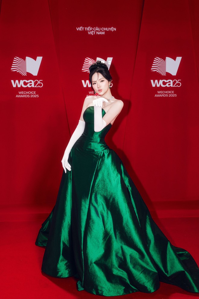 Hương Giang đẹp nuột, eo thắt b&eacute; x&iacute;u "chặt đẹp" loạt mỹ nh&acirc;n: Rất th&iacute;ch d&ugrave;ng thứ n&agrave;y ăn thay cơm của người Việt, vừa đẹp vừa tốt sức khỏe - Ảnh 1.