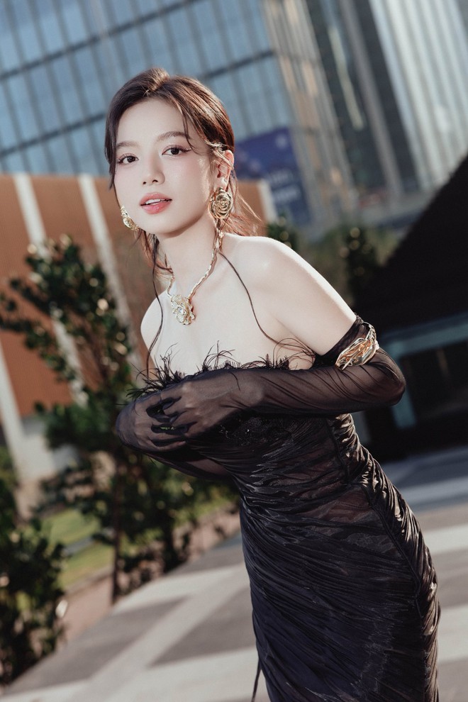 Mỹ nh&acirc;n Việt đẹp cỡ n&agrave;y m&agrave; bị bỏ qu&ecirc;n 10 năm trời, cứ xuất hiện l&agrave; được "phong thần", Hoa hậu đứng cạnh cũng phải d&egrave; chừng - Ảnh 8.