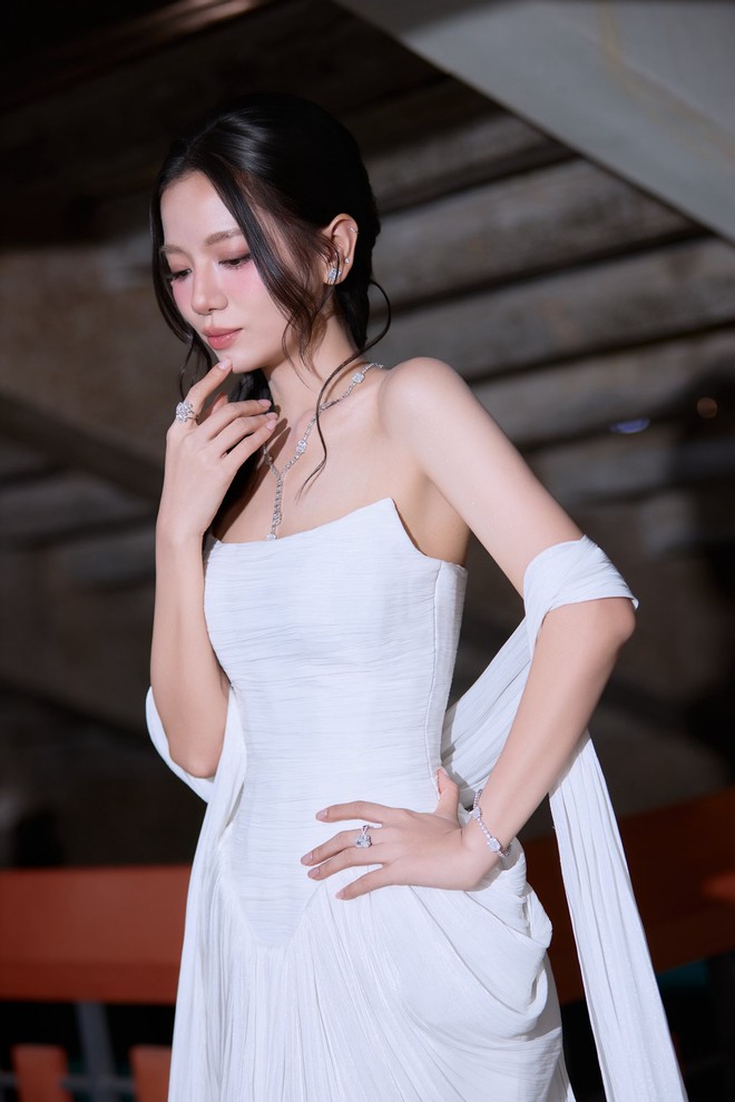 Mỹ nh&acirc;n Việt đẹp cỡ n&agrave;y m&agrave; bị bỏ qu&ecirc;n 10 năm trời, cứ xuất hiện l&agrave; được "phong thần", Hoa hậu đứng cạnh cũng phải d&egrave; chừng - Ảnh 4.