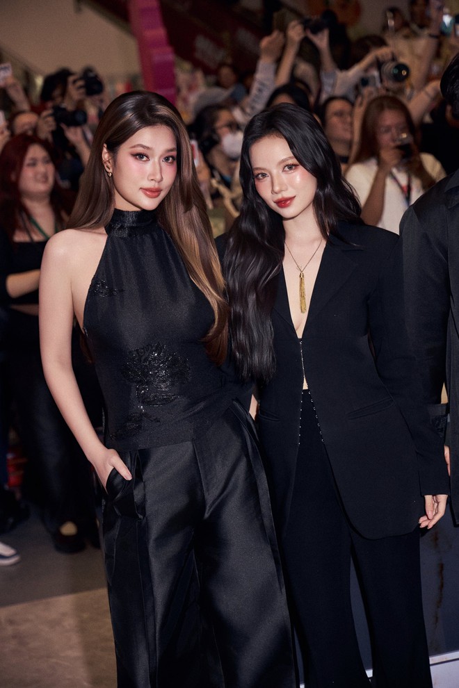 Mỹ nh&acirc;n Việt đẹp cỡ n&agrave;y m&agrave; bị bỏ qu&ecirc;n 10 năm trời, cứ xuất hiện l&agrave; được "phong thần", Hoa hậu đứng cạnh cũng phải d&egrave; chừng - Ảnh 6.