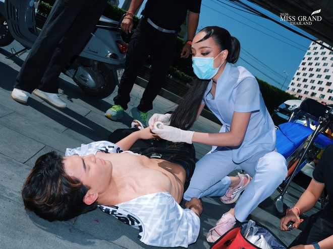 D&agrave;n Hoa hậu tr&agrave;n ra đường g&acirc;y sốc: Hết cưỡi voi đến giả ăn m&agrave;y, c&oacute; người lố đến mức chui v&agrave;o quan t&agrave;i - Ảnh 1.