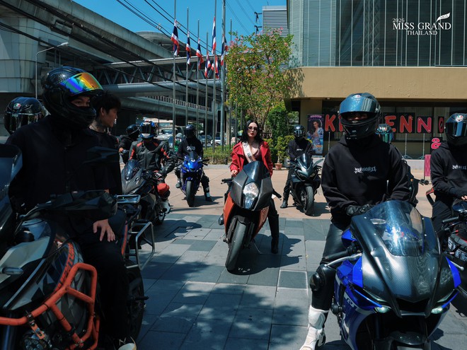 D&agrave;n Hoa hậu tr&agrave;n ra đường g&acirc;y sốc: Hết cưỡi voi đến giả ăn m&agrave;y, c&oacute; người lố đến mức chui v&agrave;o quan t&agrave;i - Ảnh 4.