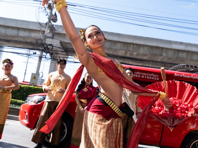 D&agrave;n Hoa hậu tr&agrave;n ra đường g&acirc;y sốc: Hết cưỡi voi đến giả ăn m&agrave;y, c&oacute; người lố đến mức chui v&agrave;o quan t&agrave;i - Ảnh 8.