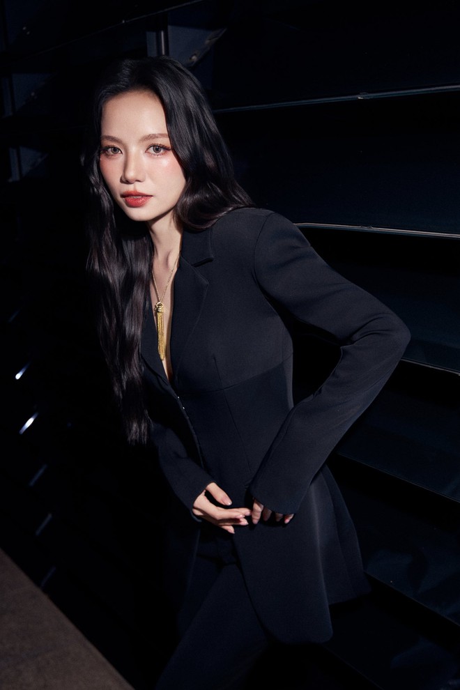 Mỹ nh&acirc;n Việt đẹp cỡ n&agrave;y m&agrave; bị bỏ qu&ecirc;n 10 năm trời, cứ xuất hiện l&agrave; được "phong thần", Hoa hậu đứng cạnh cũng phải d&egrave; chừng - Ảnh 2.