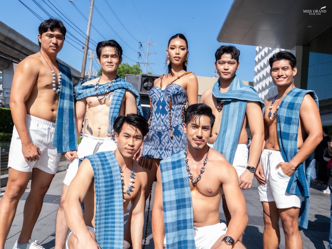 D&agrave;n Hoa hậu tr&agrave;n ra đường g&acirc;y sốc: Hết cưỡi voi đến giả ăn m&agrave;y, c&oacute; người lố đến mức chui v&agrave;o quan t&agrave;i - Ảnh 6.