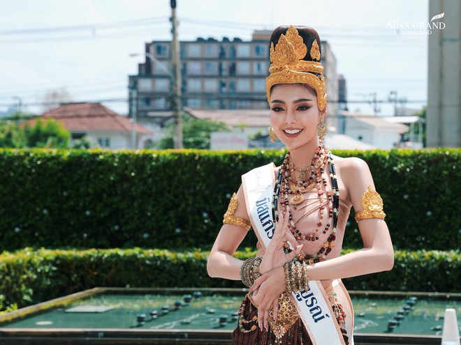 D&agrave;n Hoa hậu tr&agrave;n ra đường g&acirc;y sốc: Hết cưỡi voi đến giả ăn m&agrave;y, c&oacute; người lố đến mức chui v&agrave;o quan t&agrave;i - Ảnh 9.