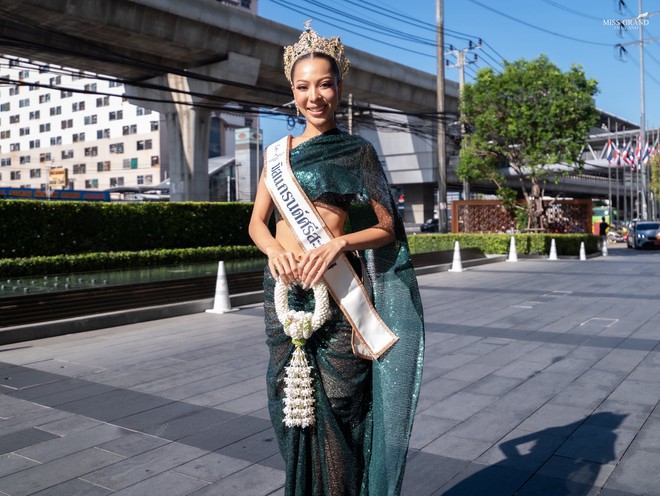 D&agrave;n Hoa hậu tr&agrave;n ra đường g&acirc;y sốc: Hết cưỡi voi đến giả ăn m&agrave;y, c&oacute; người lố đến mức chui v&agrave;o quan t&agrave;i - Ảnh 10.