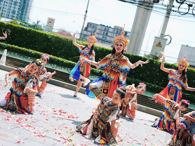 D&agrave;n Hoa hậu tr&agrave;n ra đường g&acirc;y sốc: Hết cưỡi voi đến giả ăn m&agrave;y, c&oacute; người lố đến mức chui v&agrave;o quan t&agrave;i - Ảnh 11.