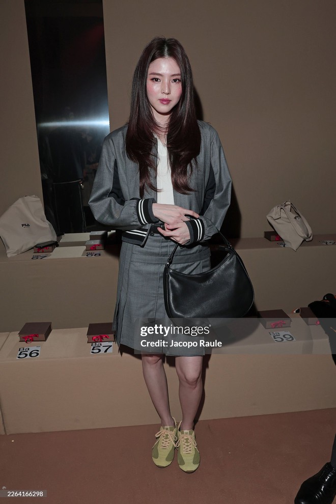 Thư Kỳ v&agrave; Han So Hee bị "hung thần" hại kh&ocirc;ng trượt ph&aacute;t n&agrave;o, may ngồi cạnh nhau vẫn đẹp ph&aacute;t s&aacute;ng- Ảnh 5.