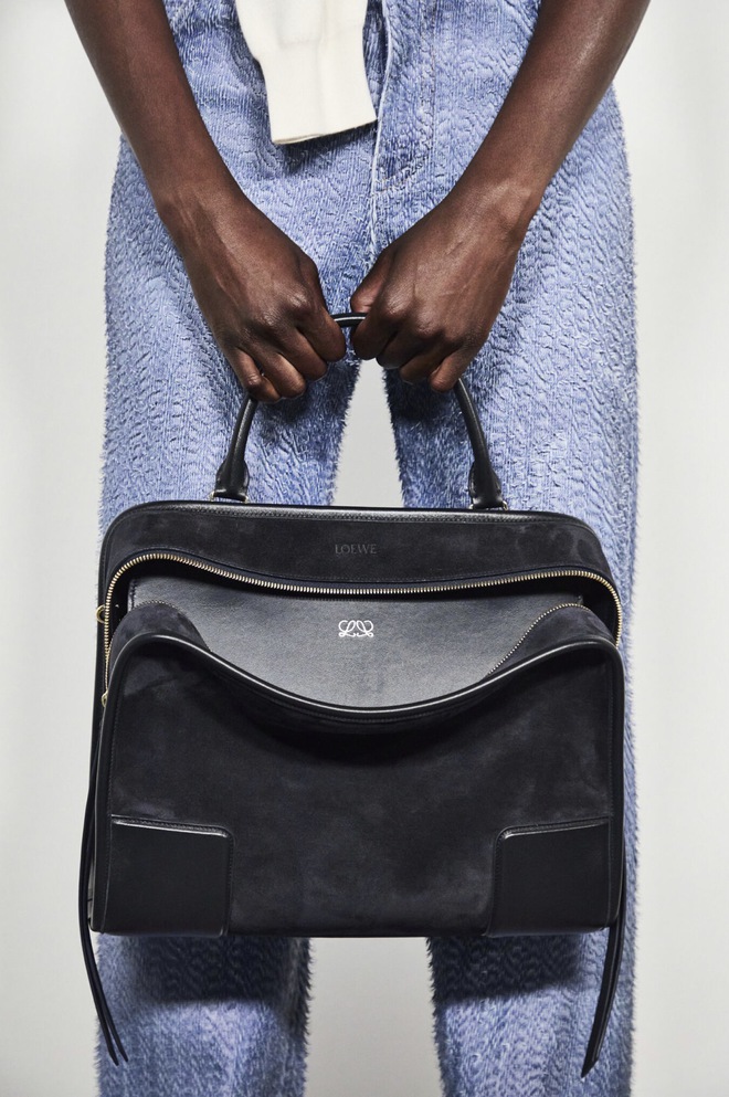 Một chiếc túi trông như chưa đóng… nhưng lại được tính toán siêu tỉ mỉ - Ảnh 1.