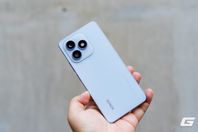 Tr&ecirc;n tay HONOR X8d: Nh&igrave;n mỏng m&agrave; pin tận 7000mAh, c&oacute; t&iacute;nh năng m&agrave; nhiều flagship kh&ocirc;ng c&oacute;, gi&aacute; từ 8 triệu đồng- Ảnh 2.