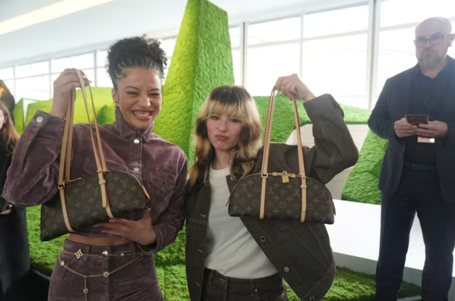 Giật trọn spotlight của Lisa lẫn Zendaya, Alysa Liu tại Paris Fashion Week ch&iacute;nh l&agrave; thứ bạn phải xem l&uacute;c n&agrave;y- Ảnh 8.