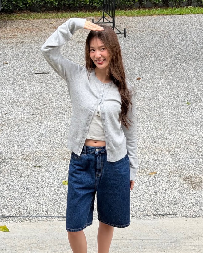 "B&uacute;p b&ecirc; Đ&ocirc;ng Nam &Aacute;" chỉ cao 1m54 nhưng mặc đẹp ph&aacute;t hờn, xuất hiện ở đ&acirc;u th&igrave; nơi đ&oacute; l&agrave; s&agrave;n diễn thời trang- Ảnh 21.